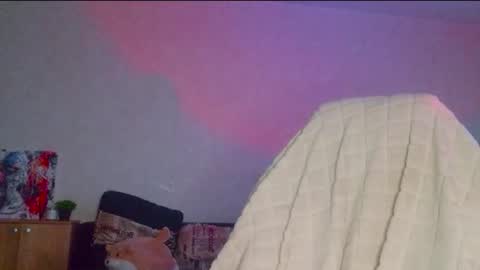 Snapshot of uhm_vickie chatting on December 19, 2:40 am Vickie online show from December 19, 2:40 am