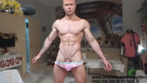 Snapshot of ukgymboy chatting on December 1, 9:26 pm James Iron online show from December 1, 9:26 pm