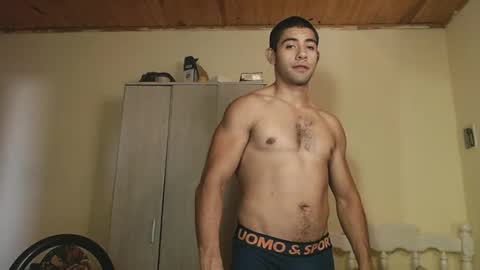 Snapshot of uliseshot450305 chatting on February 21, 4:05 pm Ulises Gomez online show from February 21, 4:05 pm