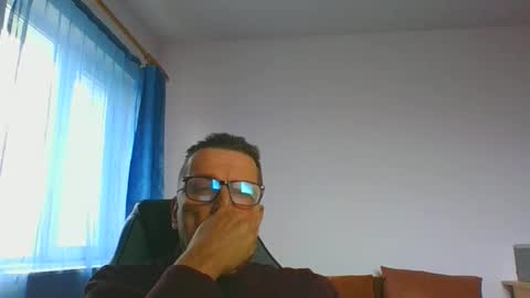 Snapshot of ulmeni4 chatting on December 3, 9:33 am ulmeni4 online show from December 3, 9:33 am