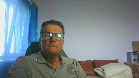 Snapshot of ulmeni4 chatting on October 19, 8:59 am ulmeni4 online show from October 19, 8:59 am