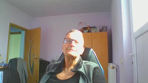 Snapshot of ulmeni4 chatting on December 5, 10:57 am ulmeni4 online show from December 5, 10:57 am