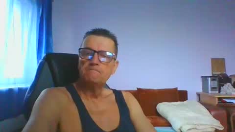 Snapshot of ulmeni4 chatting on December 14, 7:58 am ulmeni4 online show from December 14, 7:58 am