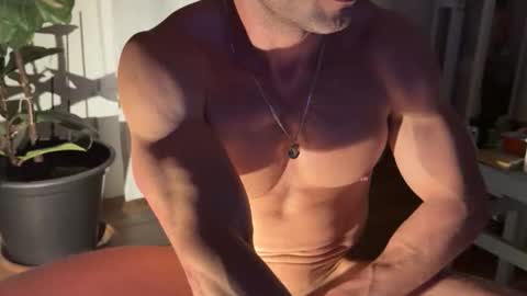 Um CM online show from April 19, 12:33 am