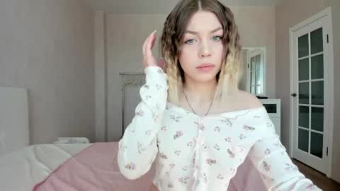 uma_like online show from April 7, 8:37 am