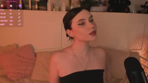 Una  online show from April 16, 10:16 am