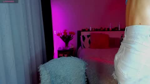 Snapshot of under_the_skin chatting on March 9, 4:33 pm Under The Skin online show from March 9, 4:33 pm