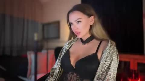 Untamed Reina  Elegant Goddess online show from July 16, 10:05 pm