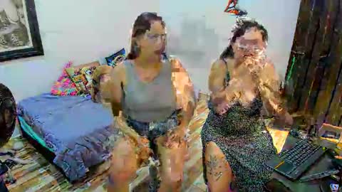 Snapshot of until_wet chatting on November 15, 7:43 pm Kary and jhoa online show from November 15, 7:43 pm