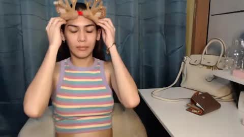 ItsUrsElla online show from December 25, 7:35 am