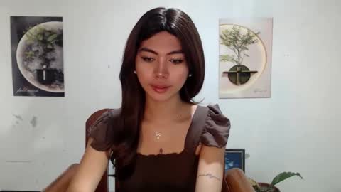 Snapshot of ur_extra_petite chatting on June 2, 2:08 pm online show from June 2, 2:08 pm
