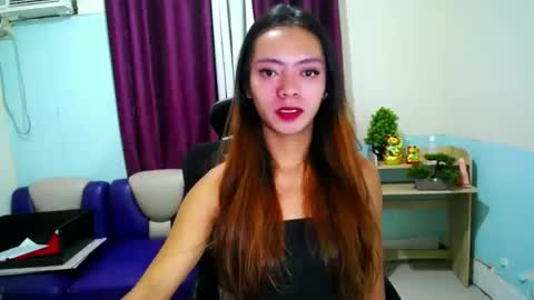 ur_petite_wifexx online show from April 18, 1:53 am