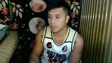 Snapshot of ur_pinoydave chatting on December 17, 8:42 am Dave online show from December 17, 8:42 am