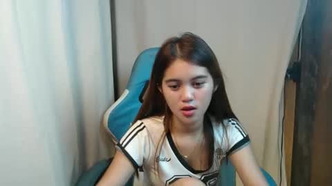 Snapshot of ur_prettyangel chatting on February 13, 2:13 pm ur_prettyangel online show from February 13, 2:13 pm
