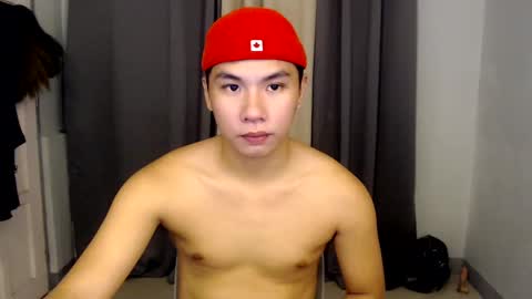 Snapshot of urasian_hardcockxx chatting on December 4, 9:40 am milly online show from December 4, 9:40 am