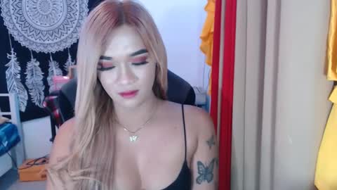 Snapshot of urasiandreamgirlxxx chatting on December 7, 9:39 am jess online show from December 7, 9:39 am