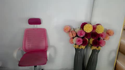 Snapshot of urbitchfantasexx_miles25 chatting on December 22, 8:05 am Miles online show from December 22, 8:05 am