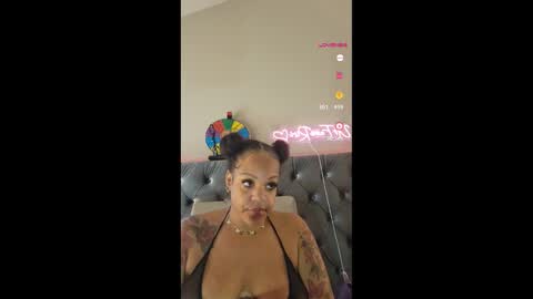 Snapshot of urfaveriri chatting on October 31, 12:06 pm urfaveriri online show from October 31, 12:06 pm