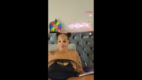 Snapshot of urfaveriri chatting on November 4, 10:36 am urfaveriri online show from November 4, 10:36 am