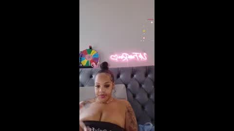 Snapshot of urfaveriri chatting on November 10, 5:23 pm urfaveriri online show from November 10, 5:23 pm