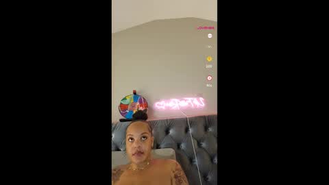 Snapshot of urfaveriri chatting on November 23, 12:27 pm urfaveriri online show from November 23, 12:27 pm