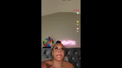 Snapshot of urfaveriri chatting on November 29, 11:24 am urfaveriri online show from November 29, 11:24 am