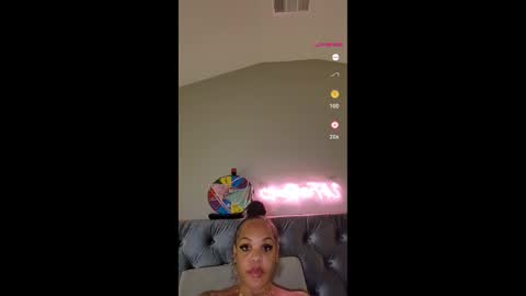 Snapshot of urfaveriri chatting on December 4, 11:41 am urfaveriri online show from December 4, 11:41 am