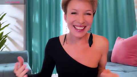 Snapshot of urgoddessjenny chatting on September 27, 12:21 pm Jenny online show from September 27, 12:21 pm