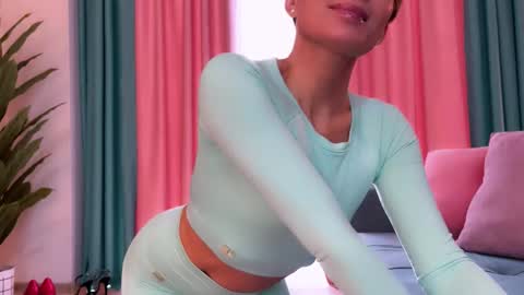 Snapshot of urgoddessjenny chatting on October 18, 12:06 pm Jenny online show from October 18, 12:06 pm