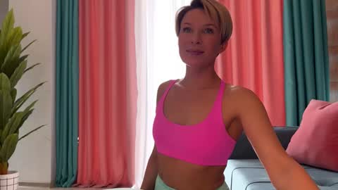 Snapshot of urgoddessjenny chatting on November 6, 9:54 am Jenny online show from November 6, 9:54 am