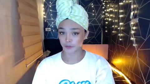 Snapshot of ursexy_debra chatting on October 27, 6:28 am TYRA online show from October 27, 6:28 am