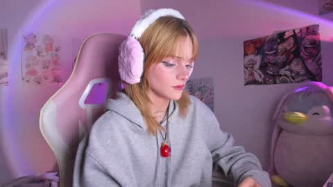 uryukim_ online show from December 3, 9:33 am