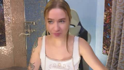 Leila online show from October 19, 6:30 pm