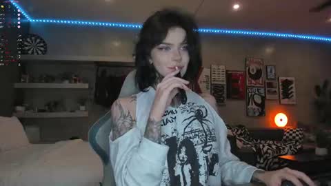 Snapshot of uwu_eva chatting on June 10, 10:14 am Eva online show from June 10, 10:14 am