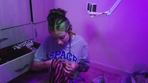 Vainilla Independent model online show from April 7, 2:45 am