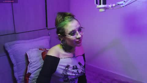 Vainilla Independent model online show from April 14, 1:22 am