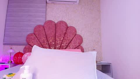 Snapshot of vaiolet_colls chatting on February 12, 12:00 pm Vaiolet colls online show from February 12, 12:00 pm