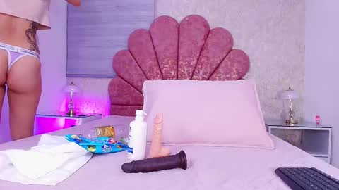 Snapshot of vaiolet_colls chatting on February 17, 12:01 pm Vaiolet colls online show from February 17, 12:01 pm