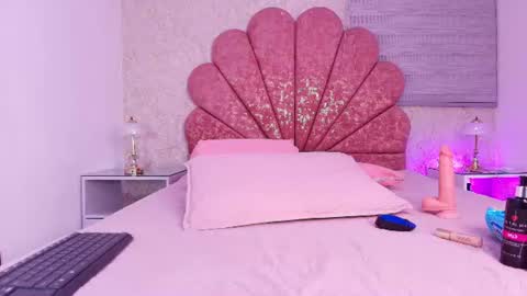 Vaiolet colls online show from June 19, 11:47 am