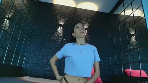 V A I O L E T T  S M I T H online show from February 27, 1:49 pm