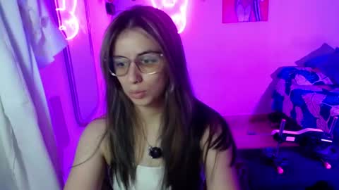 Snapshot of val_angelll chatting on July 22, 2:58 am valentina online show from July 22, 2:58 am