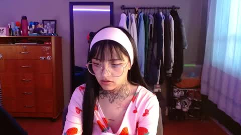 Snapshot of val_azuna chatting on December 22, 2:36 pm valentina online show from December 22, 2:36 pm