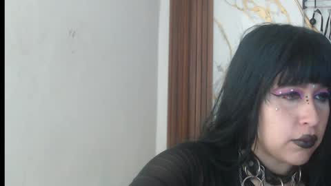 Snapshot of valen_ross7 chatting on June 7, 8:07 am valen_ross7 online show from June 7, 8:07 am