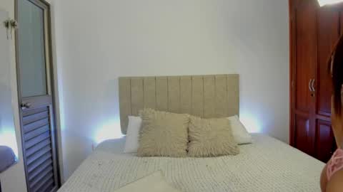 Snapshot of valen_sweet01 chatting on October 28, 2:20 pm valentina online show from October 28, 2:20 pm