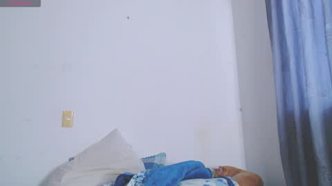 Snapshot of valen_thompson chatting on November 27, 9:06 pm IG-valen mendoza99 twitter valenthompson99 online show from November 27, 9:06 pm