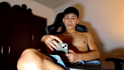 Snapshot of valenteaurum chatting on December 20, 1:02 am valentean online show from December 20, 1:02 am