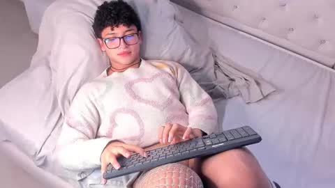 Snapshot of valentin0_3 chatting on December 4, 7:44 pm Valentin0 online show from December 4, 7:44 pm