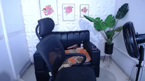 Snapshot of valentina_mature chatting on December 2, 9:47 am Valentina online show from December 2, 9:47 am