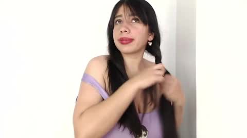 Valen independent model online show from April 8, 2:28 pm