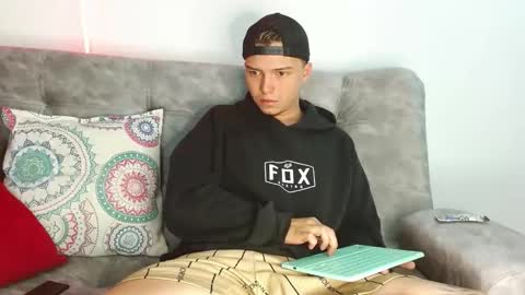 Snapshot of valentino_bel chatting on November 24, 12:27 pm Nick online show from November 24, 12:27 pm